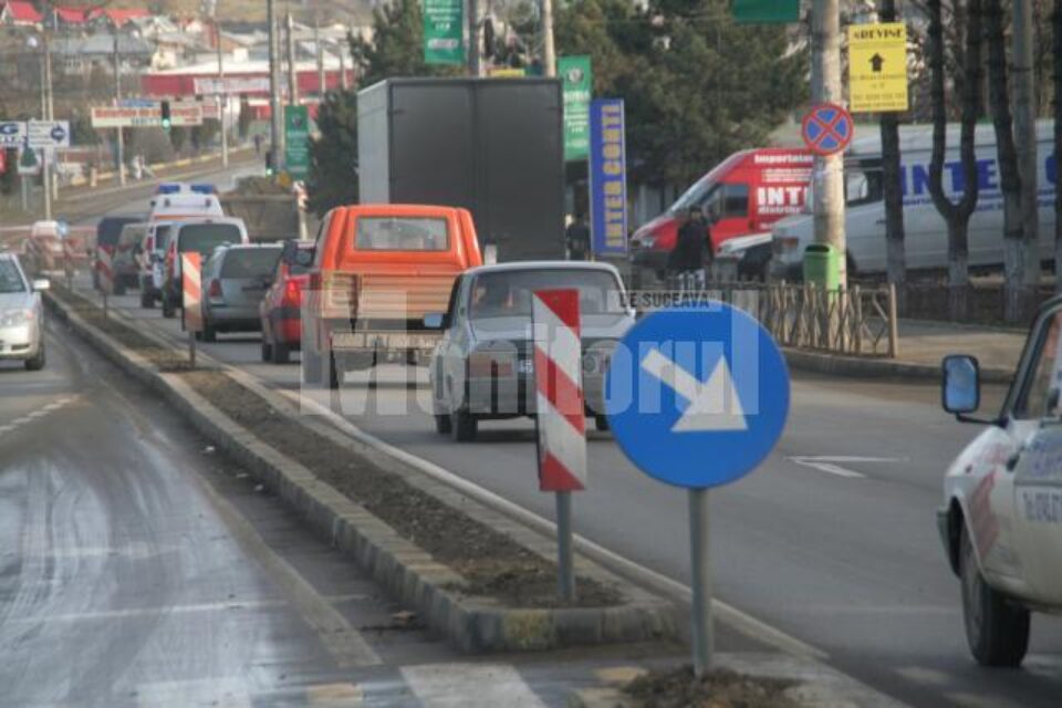 Conducerea poliției spune că prin separarea benzilor de mers se evită producerea accidentelor și se asigură fluiditatea traficului