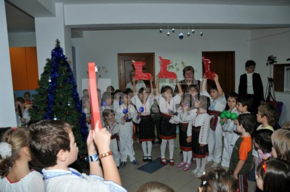 Cei mici nu l-au așteptat nepregătiți pe Moș Nicolae și în cinstea lui au susținut un program artistic, cu poezii și cântece