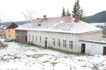 Greu de înțeles: O școală de sute de mii de euro stă închisă pentru că nu are fochist