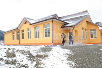 Greu de înțeles: O școală de sute de mii de euro stă închisă pentru că nu are fochist