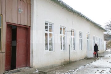 Trei sute de elevi învață într-o școală veche de 114 ani, în timp ce o școală de sute de mii de euro stă închisă