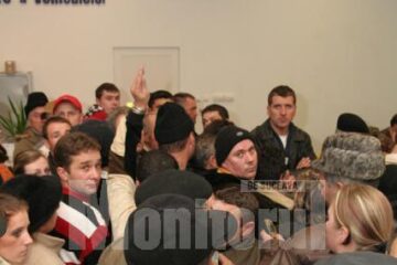 Sediul Serviciului Public Comunitar Regim Permise de Conducere și Înmatriculare a Vehiculelor Suceava a fost luat cu asalt încă din noaptea de luni spre marți