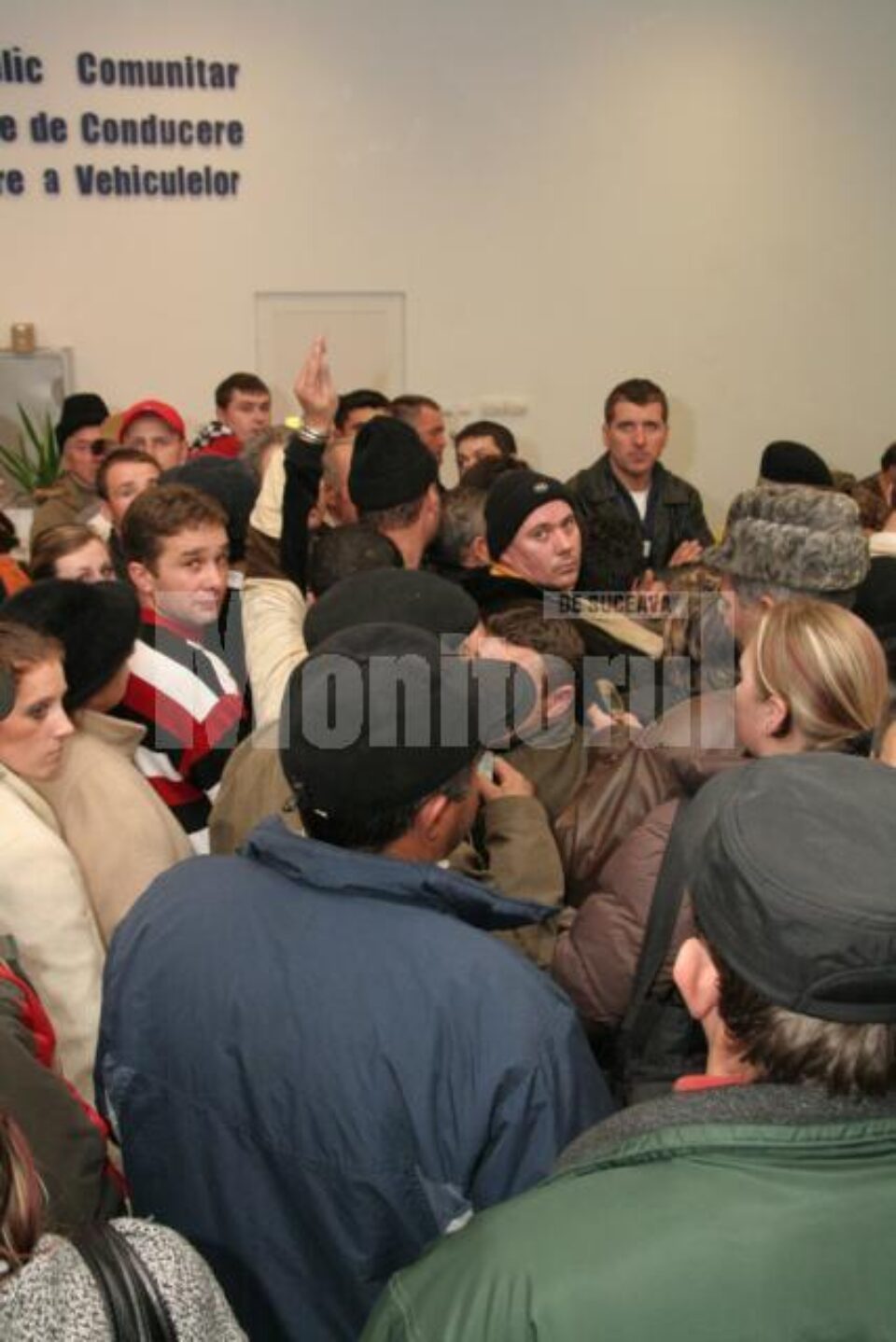Sediul Serviciului Public Comunitar Regim Permise de Conducere și Înmatriculare a Vehiculelor Suceava a fost luat cu asalt încă din noaptea de luni spre marți Sediul Serviciului Public Comunitar Regim Permise de Conducere și Înmatriculare a Vehiculelor Suceava a fost luat cu asalt încă din noaptea de luni spre marți