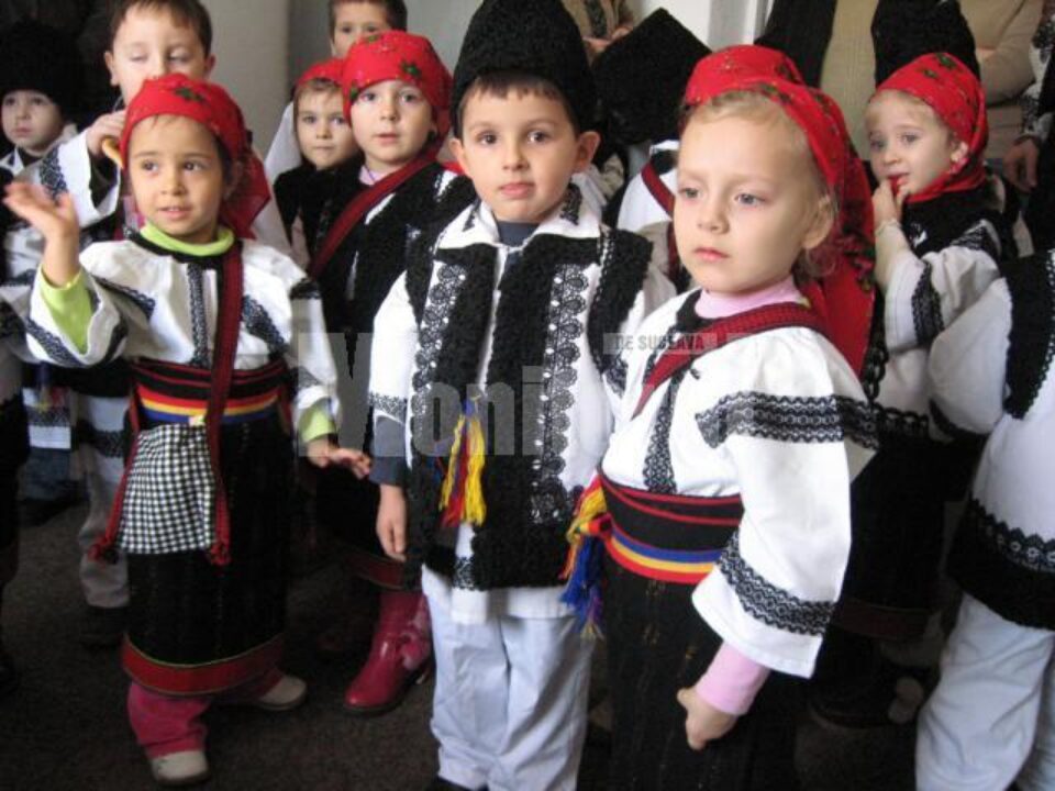 De sărbători: “Albinuțele” și „Buburuzele”, primii colindători la Monitorul De sărbători: “Albinuțele” și „Buburuzele”, primii colindători la Monitorul