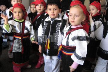 De sărbători: “Albinuțele” și „Buburuzele”, primii colindători la Monitorul