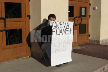 Dorin Aelenei, protestând în fața Palatului de Justiție Suceava