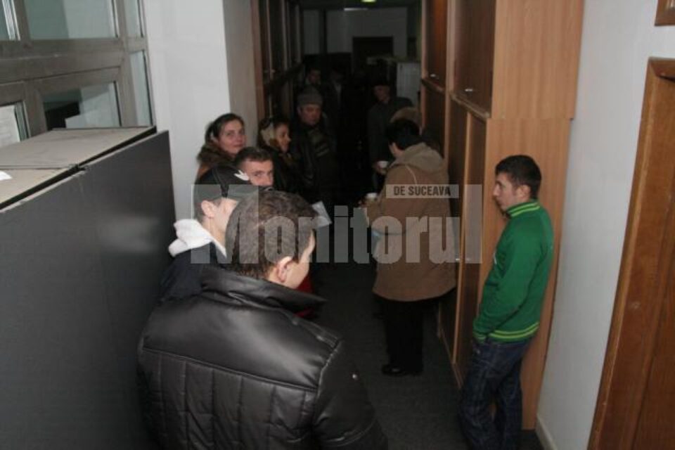 Zeci de suceveni au așteptat ieri în zadar să plătească taxa de poluare pentru mașinile aduse din străinătate