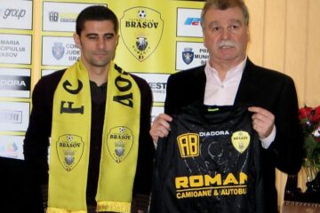 Dinu Gheorghe (D), președintele clubului FC Brașov, îl prezintă pe noul jucător al echipei, portarul Dani Coman. Foto: ZOLTAN RACZ / MEDIAFAX