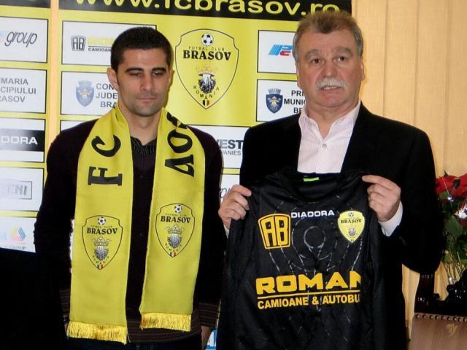 Dinu Gheorghe (D), președintele clubului FC Brașov, îl prezintă pe noul jucător al echipei, portarul Dani Coman. Foto: ZOLTAN RACZ / MEDIAFAX