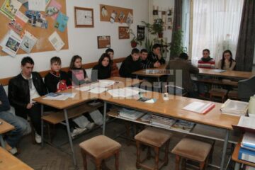 Foștii colegi Dianei au aprins o lumânare pe banca în care a stat Diana și au ținut un moment de reculegere