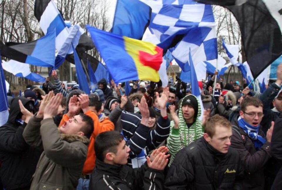 Explic foto: Protest al suporterilor ieșeni pentru a determina autoritățile să susțină gruparea Poli Iași. Foto: MEDIAFAX