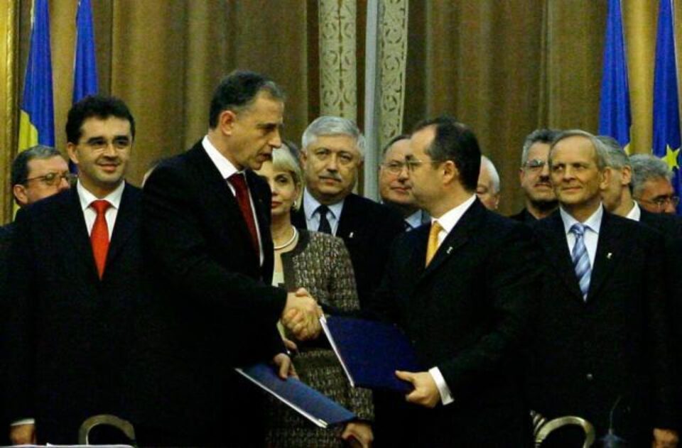 Presedintele PSD, Mircea Geoana (S), dă mâna cu președintele PD-L, Emil Boc (D), după semnarea Parteneriatului PD-L - PSD pentru România. Foto: MEDIAFAX