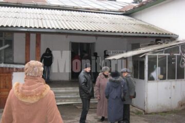 Zeci de oameni, rude, apropiați, vecini și chiar necunoscuți au venit să o vadă pe tânără
