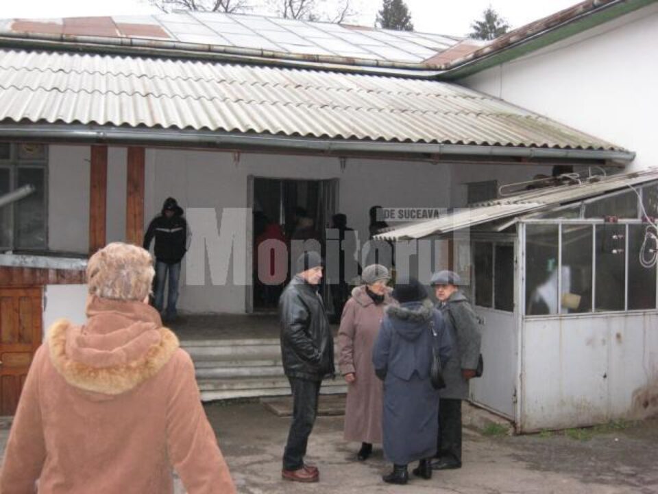 Zeci de oameni, rude, apropiați, vecini și chiar necunoscuți au venit să o vadă pe tânără