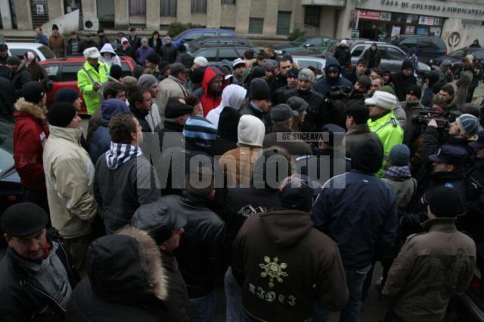 Oamenii au fost informați de autorități că riscă amenzi și dosare penale, ceea ce i-a înfuriat și mai tare Oamenii au fost informați de autorități că riscă amenzi și dosare penale, ceea ce i-a înfuriat și mai tare