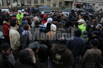 Oamenii au fost informați de autorități că riscă amenzi și dosare penale, ceea ce i-a înfuriat și mai tare