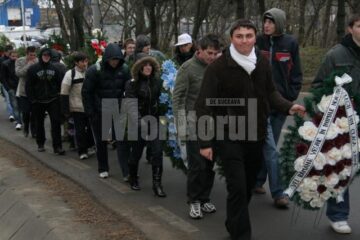 Înmormântare: Diana Maloș, condusă la groapă de iubitul îmbrăcat în mire