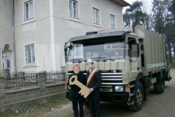 Relații de prietenie: Mașină de salubritate, donată de elvețieni Primăriei Salcea