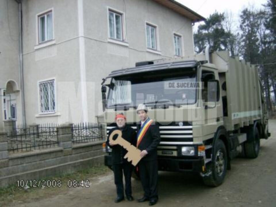 Relații de prietenie: Mașină de salubritate, donată de elvețieni Primăriei Salcea Relații de prietenie: Mașină de salubritate, donată de elvețieni Primăriei Salcea