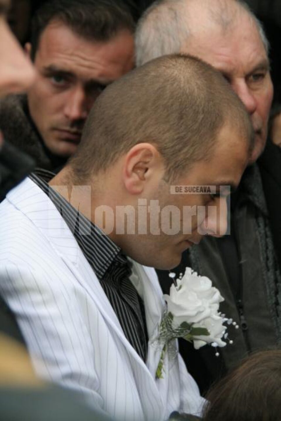 Bogdan, prietenul Dianei, a însoțit-o pe drumul până la groapă îmbrăcat în haine de mire, cu costum alb și cu floare în piept