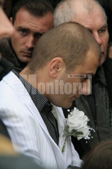 Bogdan, prietenul Dianei, a însoțit-o pe drumul până la groapă îmbrăcat în haine de mire, cu costum alb și cu floare în piept