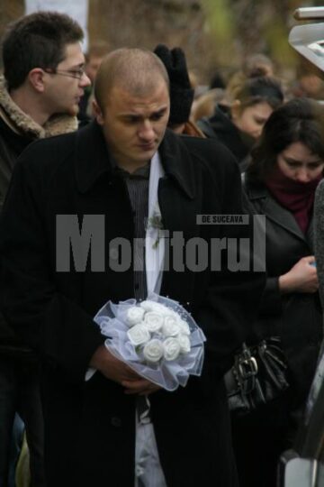 Bogdan cu buchetul de mireasa al Dianei