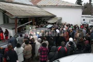 Sute de oameni au condus-o pe Diana pe ultimul drum