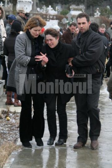 Înmormântare: Diana Maloș, condusă la groapă de iubitul îmbrăcat în mire