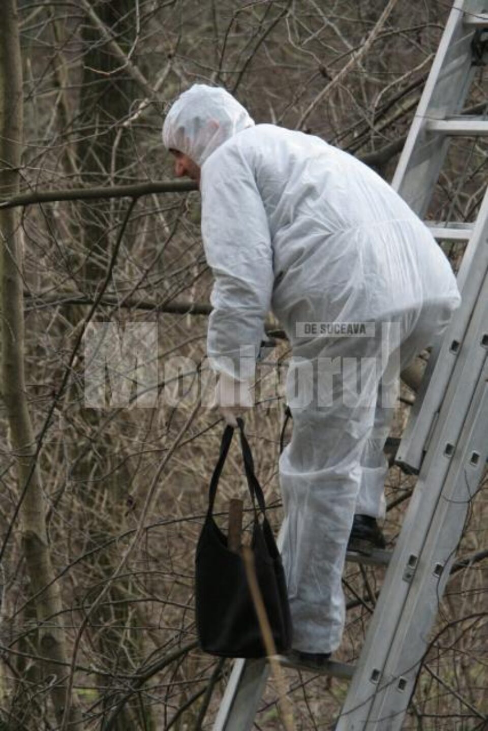 Criminaliștii au cules probele de la locul sinuciderii