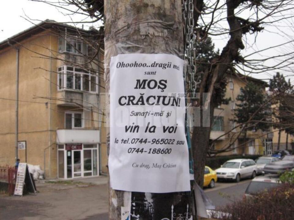 Un tânăr își promovează serviciile de Moș Crăciun prin anunțuri lipite în diverse locuri