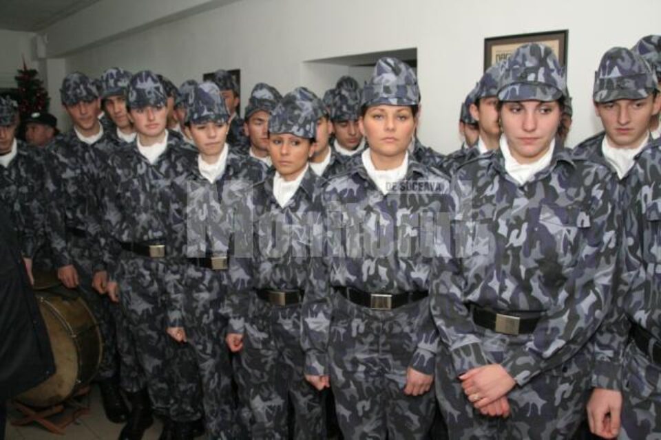 Spiritul Crăciunului: 30 de viitori jandarmi au colindat la redacția Monitorul de Suceava