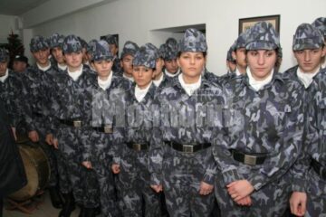 Spiritul Crăciunului: 30 de viitori jandarmi au colindat la redacția Monitorul de Suceava