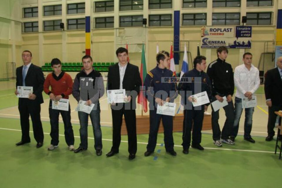 O parte dintre sportivii premiați ieri în cadrul ceremoniei organizată în sala LPS