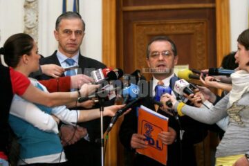Emil Boc (dreapta) și Mircea Geoană (stânga) după discuțiile celor două partide, în Palatul Parlamentului din București. Foto: MEDIAFAX