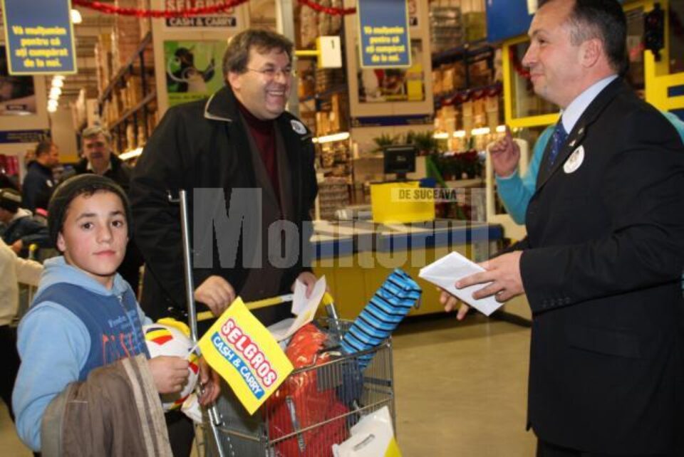 Membrii clubului Rotary Suceava au oferit cadouri copiilor de la școala specială din Câmpulung Membrii clubului Rotary Suceava au oferit cadouri copiilor de la școala specială din Câmpulung
