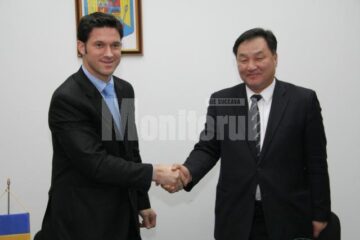 Excelența Sa Choi Ihl Song (dreapta) și Petru Luhan (stânga)