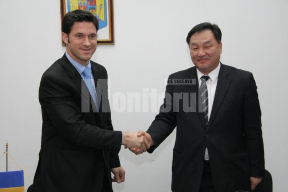 Excelența Sa Choi Ihl Song (dreapta) și Petru Luhan (stânga) Excelența Sa Choi Ihl Song (dreapta) și Petru Luhan (stânga)