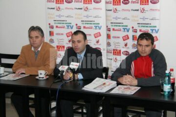 Dumitru Bernicu, Ciprian Anton și Bogdan Grosu (de la stânga la dreapta), organizatorii celei de-a doua ediții a Cupei Moș Crăciun