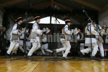 Sărbătoare: Suceava, invadată de Moși Crăciun și Crăciunițe