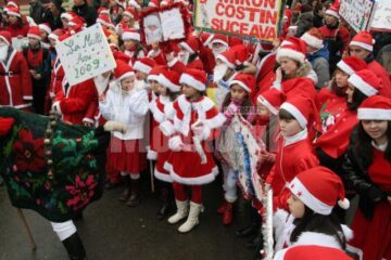 Sărbătoare: Suceava, invadată de Moși Crăciun și Crăciunițe