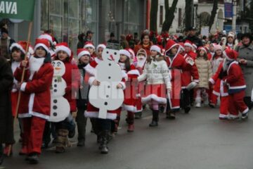 Sărbătoare: Suceava, invadată de Moși Crăciun și Crăciunițe