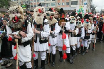 Sărbătoare: Suceava, invadată de Moși Crăciun și Crăciunițe