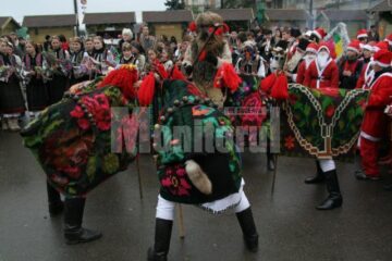 Sărbătoare: Suceava, invadată de Moși Crăciun și Crăciunițe