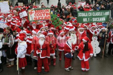 Sărbătoare: Suceava, invadată de Moși Crăciun și Crăciunițe