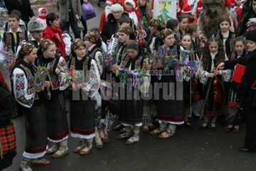 Sărbătoare: Suceava, invadată de Moși Crăciun și Crăciunițe