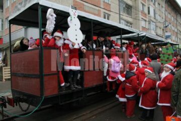 Sărbătoare: Suceava, invadată de Moși Crăciun și Crăciunițe