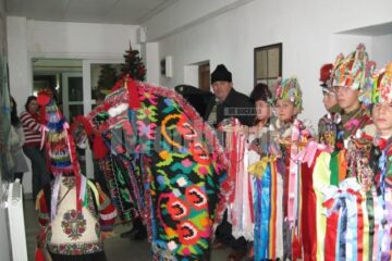 Grupul din Fântânele aducând spiritul Crăciunului