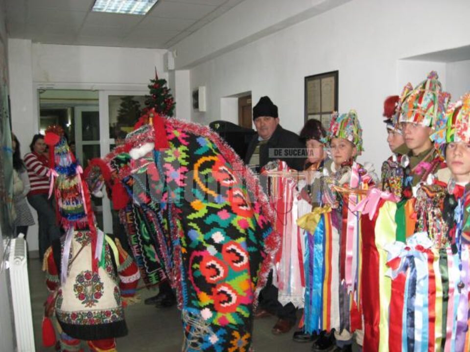 Grupul din Fântânele aducând spiritul Crăciunului