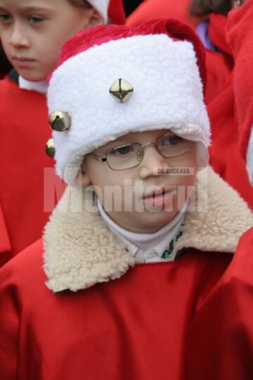 Sărbătoare: Suceava, invadată de Moși Crăciun și Crăciunițe