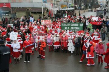 Sărbătoare: Suceava, invadată de Moși Crăciun și Crăciunițe